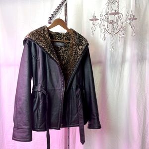 This exquisite leather and faux fur coat is in pristine condition! 🤗